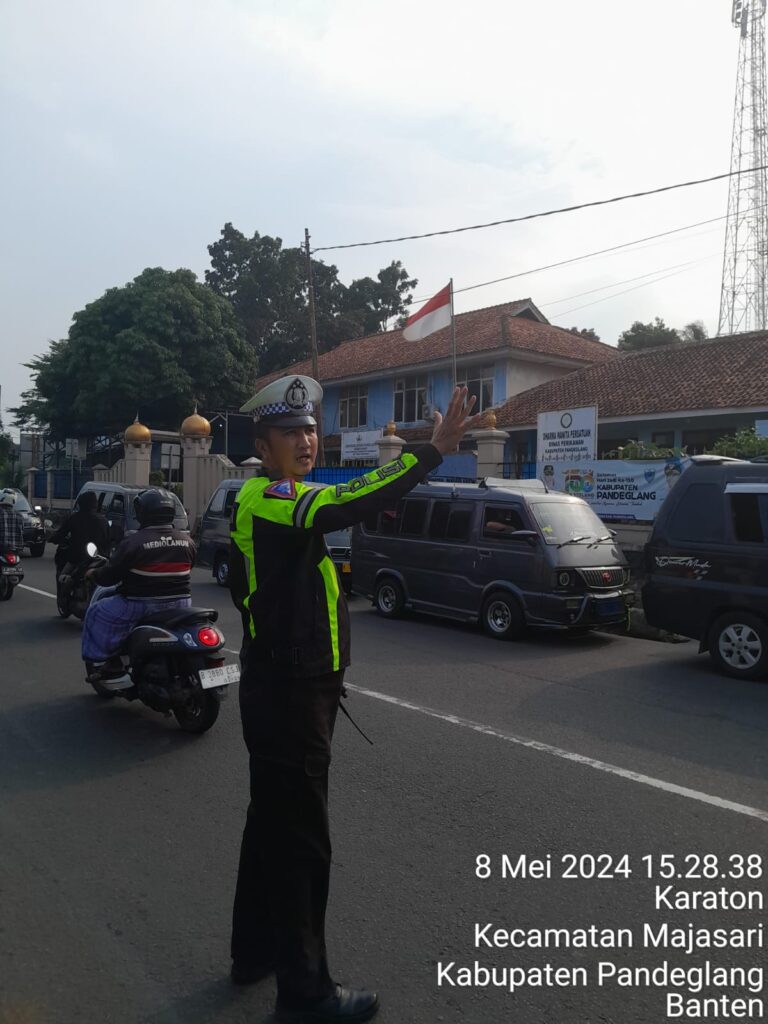 Polsek Pandeglang Rutin Lakukan Pengaturan Lalu Lintas untuk Masyarakat 7 WhatsApp Image 2024 05 08 at 18.14.52