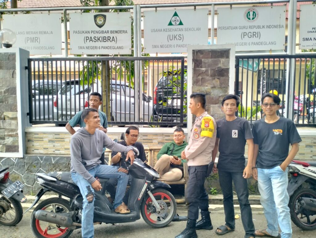 Bhabinkamtibmas Polsek Pandeglang Menjaga Silaturahmi dan Menghimbau Pemuda di Kp Ciekek Lor 10 WhatsApp Image 2024 05 08 at 18.30.30