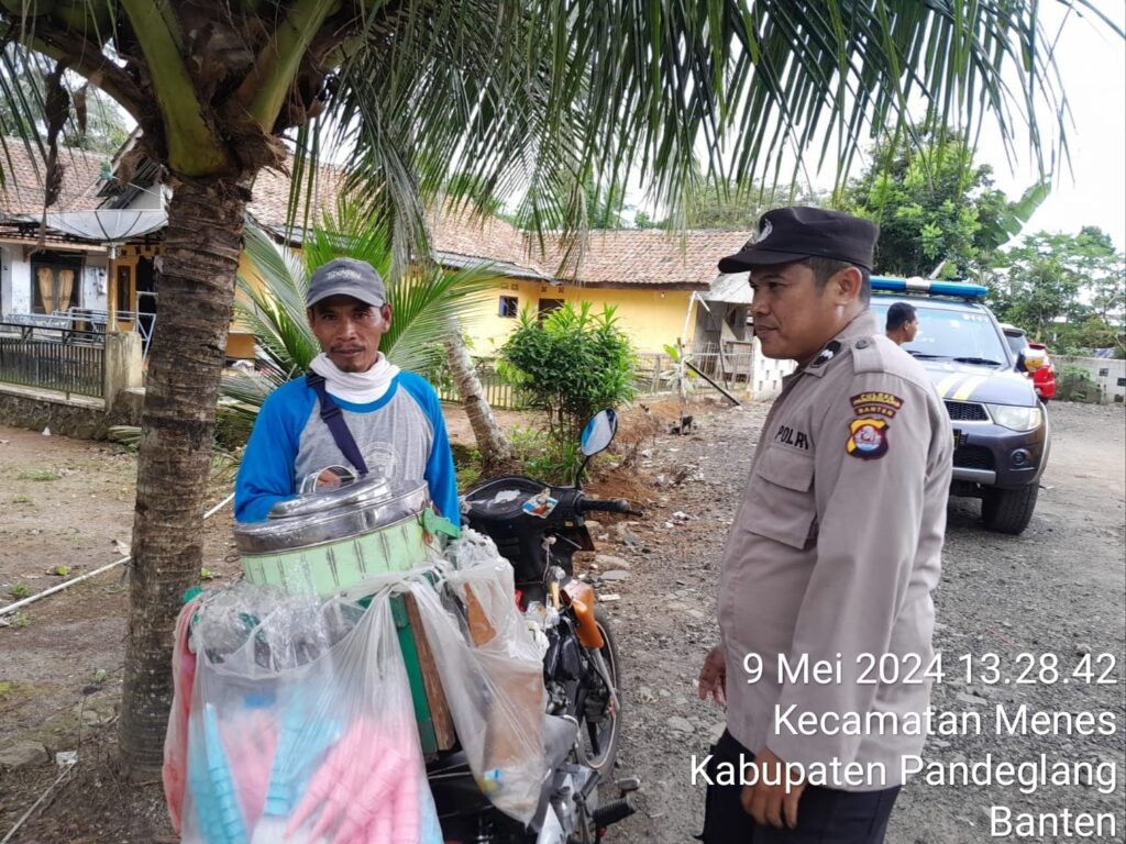 Polsek Menes Sambangi Pedagang Keliling dalam Upaya Meningkatkan Kamtibmas 6 WhatsApp Image 2024 05 09 at 14.20.31