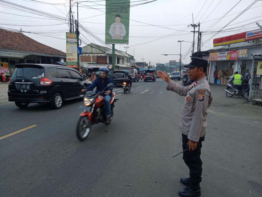 Polsek Cadasari Jaga Kelancaran Lalu Lintas di Depan Pasar Cadasari 10 WhatsApp Image 2024 05 09 at 18.16.22