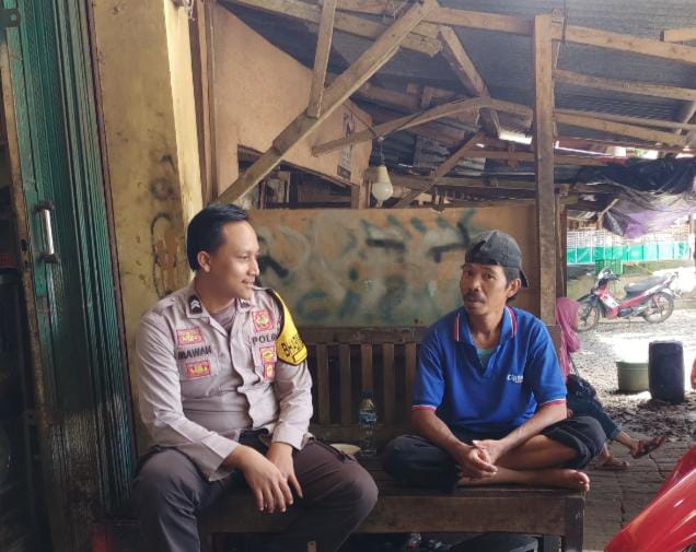 Polsek Cibaliung Polres Pandeglang Menjalin Keakraban dengan Warga Melalui Sambang Door to Door 3 WhatsApp Image 2024 05 10 at 14.16.21