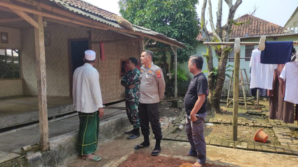 Kunjungan Kapolsek Patia Polres Pandeglang ke Pondok Pesantren Darussyifa untuk Sinergi Menjaga Kamtibmas 4 WhatsApp Image 2024 05 10 at 14.23.50