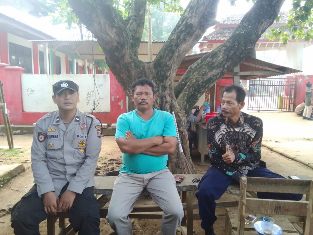 Polsek Cikeusik Gelar Kegiatan Patroli, Sambang, dan Himbauan Kamtibmas untuk Situasi Aman dan Kondusif 8 WhatsApp Image 2024 05 10 at 18.33.20