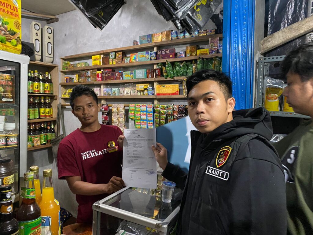 Tim Patroli Polres Pandeglang Gencar Melakukan Operasi Penyakit Masyarakat, Puluhan Botol Miras Disita 4 WhatsApp Image 2024 05 12 at 09.35.58