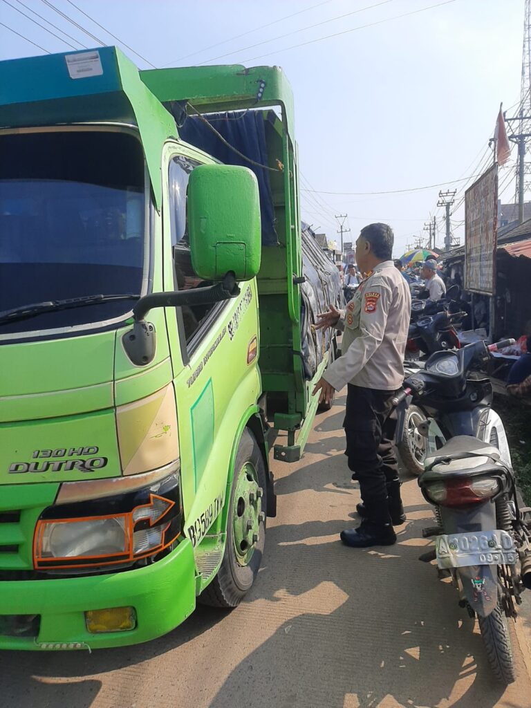 Polsek Bojong Polres Pandeglang Maksimalkan Gatur Lalin di Jalan Raya Saketi-Malimping 4 WhatsApp Image 2024 05 13 at 11.23.29