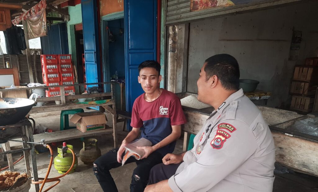 Bhabinkamtibmas Polsek Bojong Sambangi Warga untuk Mewujudkan Situasi Kondusif 5 WhatsApp Image 2024 05 13 at 12.44.44