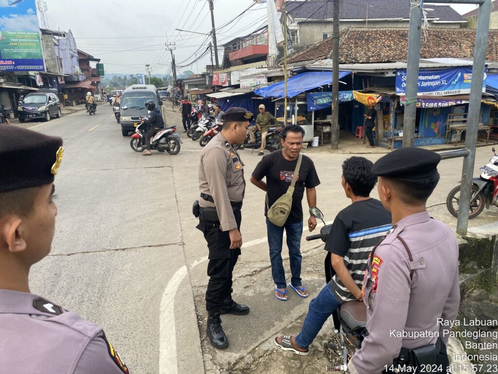 Sat Samapta Polres Pandeglang Sambangi Tukang Ojek Pengkolan di Pasar Cimanuk dan Berikan Edukasi Lalu Lintas 9 WhatsApp Image 2024 05 14 at 19.39.09