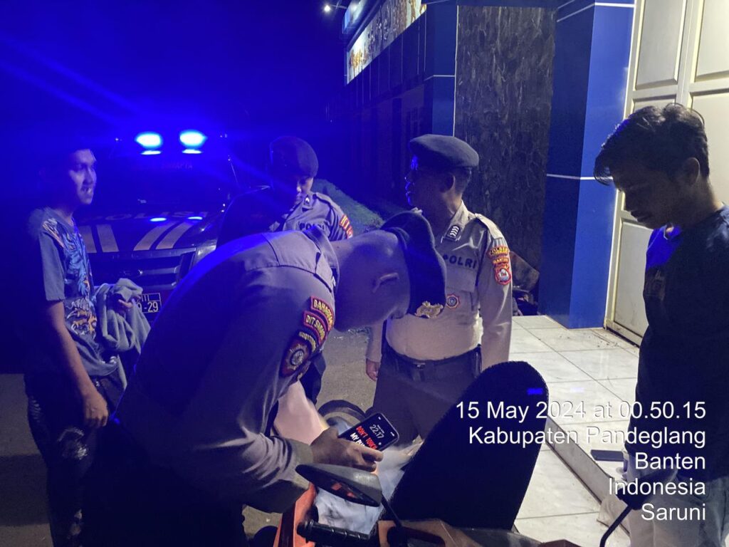 Sat Samapta Polres Pandeglang Laksanakan Blue Light Patrol untuk Tingkatkan Keamanan Wilayah 6 WhatsApp Image 2024 05 15 at 06.40.37