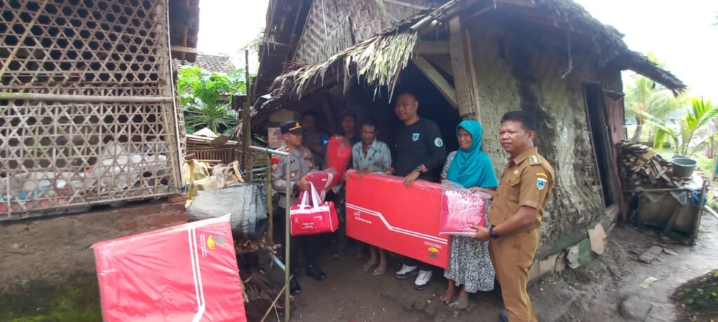 Polsek Picung dan Pemerintah Kecamatan Picung Berikan Santunan bagi Masyarakat Kurang Mampu 4 WhatsApp Image 2024 05 15 at 06.53.58