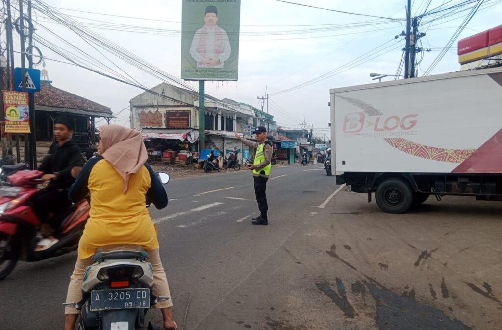 Polsek Cadasari Lakukan Pengaturan Lalu Lintas di Depan Pasar Cadasari 5 WhatsApp Image 2024 05 15 at 08.28.52