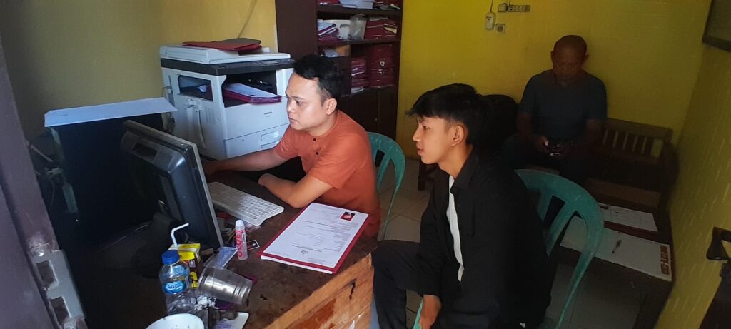 Pelayanan SKCK oleh Personil Polsek Cimanuk Membantu Warga Masyarakat yang Ingin Mencari Pekerjaan 2 WhatsApp Image 2024 05 15 at 11.53.54