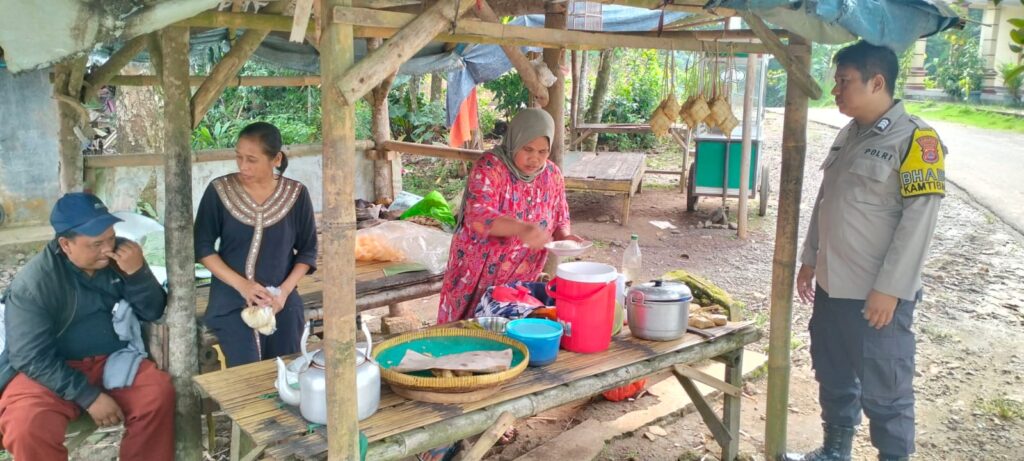 Bhabinkamtibmas Polsek Cadasari Melaksanakan Kunjungan Rutin ke Desa Sukajaya untuk Mempererat Hubungan dengan Masyarakat 1 WhatsApp Image 2024 05 15 at 12.24.01