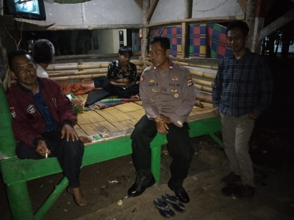 Polsek Cadasari Intensifkan Patroli Malam untuk Menjaga Keamanan dan Ketertiban Masyarakat 9 WhatsApp Image 2024 05 16 at 04.53.56