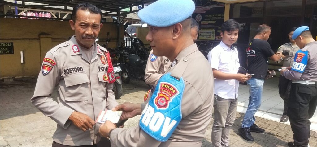 Gaktibplin di Polsek Banjar: Penegakan Ketertiban dan Disiplin oleh Tim Provos Polda Banten 3 WhatsApp Image 2024 05 16 at 12.31.38