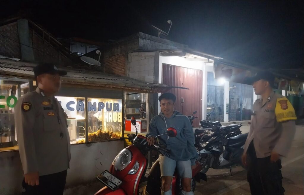 Polsek Sumur Gelar Patroli Malam untuk Mempertahankan Kamtibmas 3 WhatsApp Image 2024 05 16 at 23.51.50
