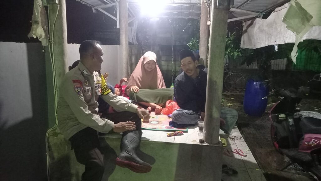 Polsek Carita Tingkatkan Patroli untuk Jaga Keamanan dan Kenyamanan Warga 8 WhatsApp Image 2024 05 17 at 04.45.00