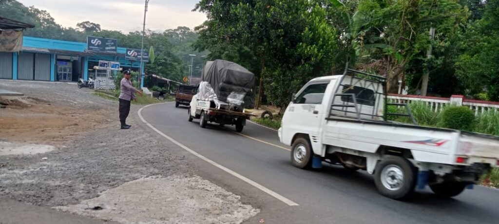 Polsek Saketi Polres Pandeglang Maksimalkan Gatur Lalin di Pertigaan Depan SDN 1 Ciandur 10 WhatsApp Image 2024 05 17 at 08.12.30