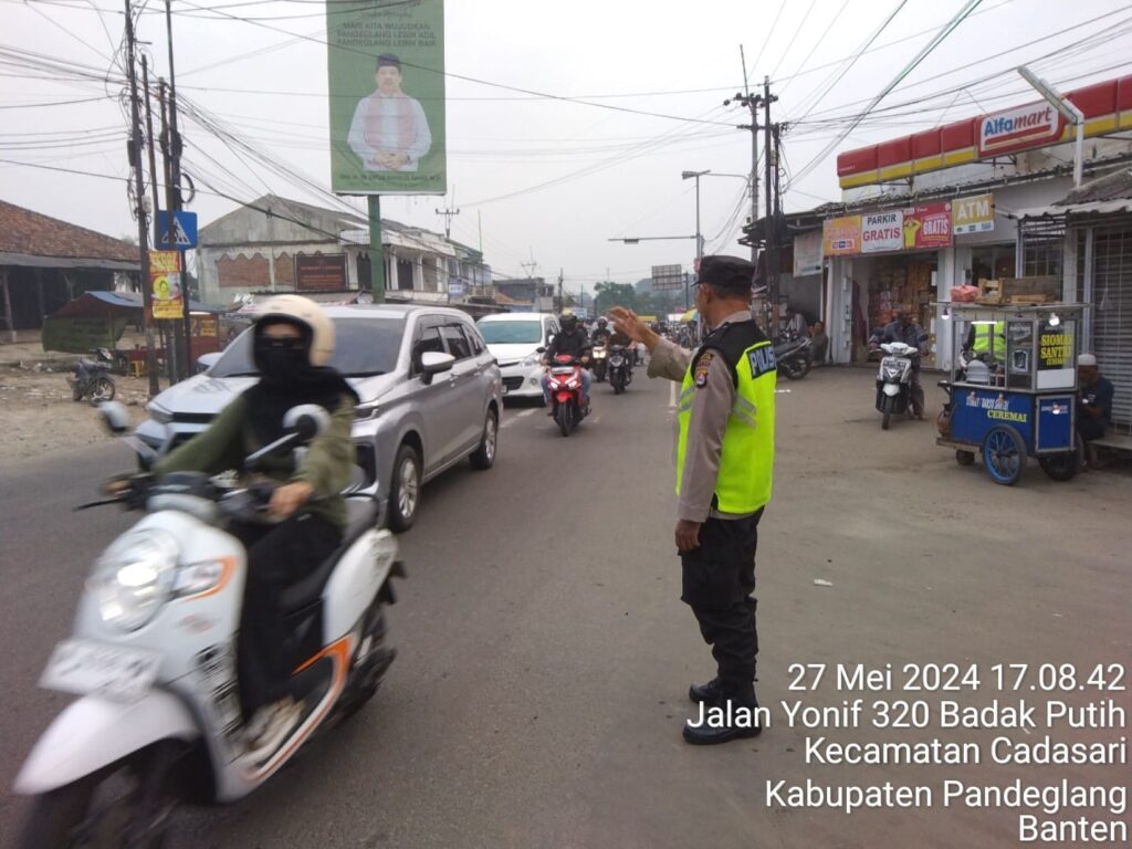 Anggota Polsek Cadasari Atur Lalu Lintas Sore Hari di Depan Pasar 9 WhatsApp Image 2024 05 27 at 17.20.21
