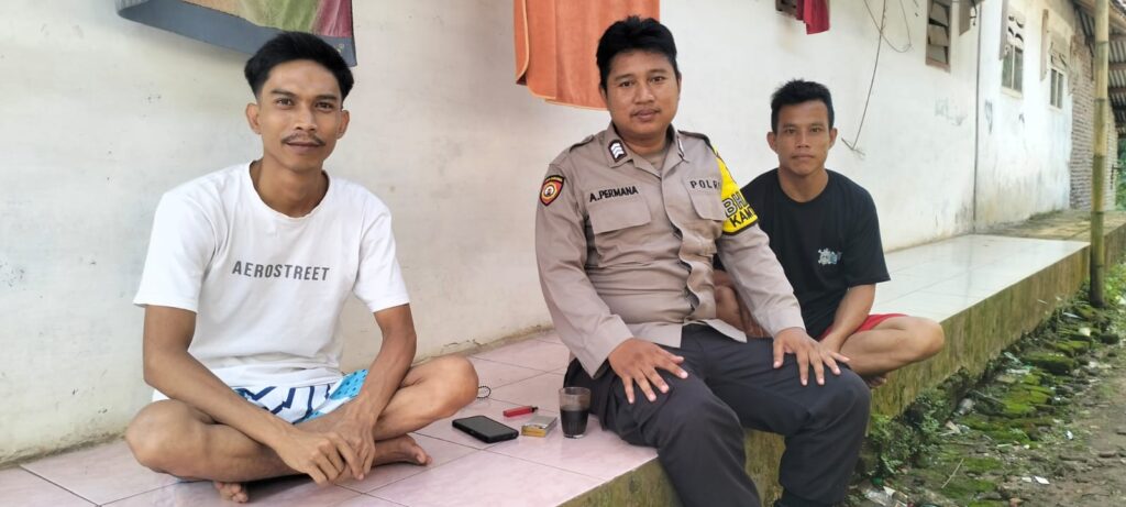 Kunjungan Bhabinkamtibmas Polsek Cadasari: Membangun Kemitraan Positif dengan Warga 8 WhatsApp Image 2024 05 27 at 17.25.12