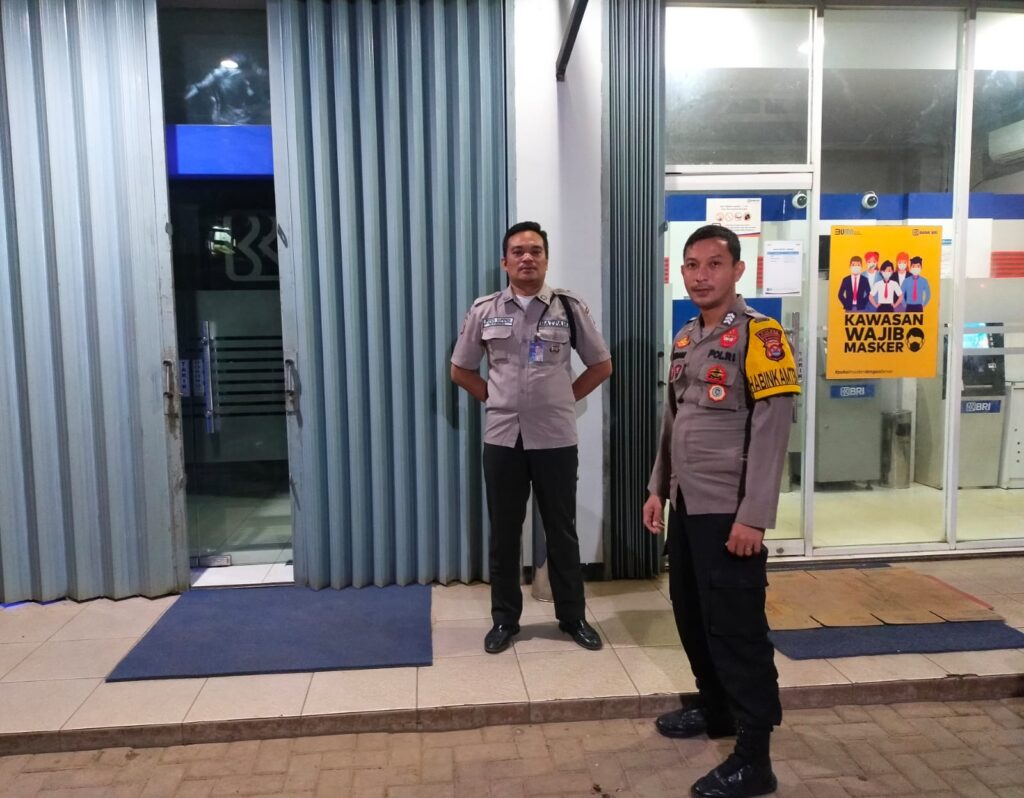 Brigadir Hikmah Bhabinkamtibmas Polsek Menes Jaga Keamanan Bersama Satpam Bank 6 WhatsApp Image 2024 05 27 at 17.31.18