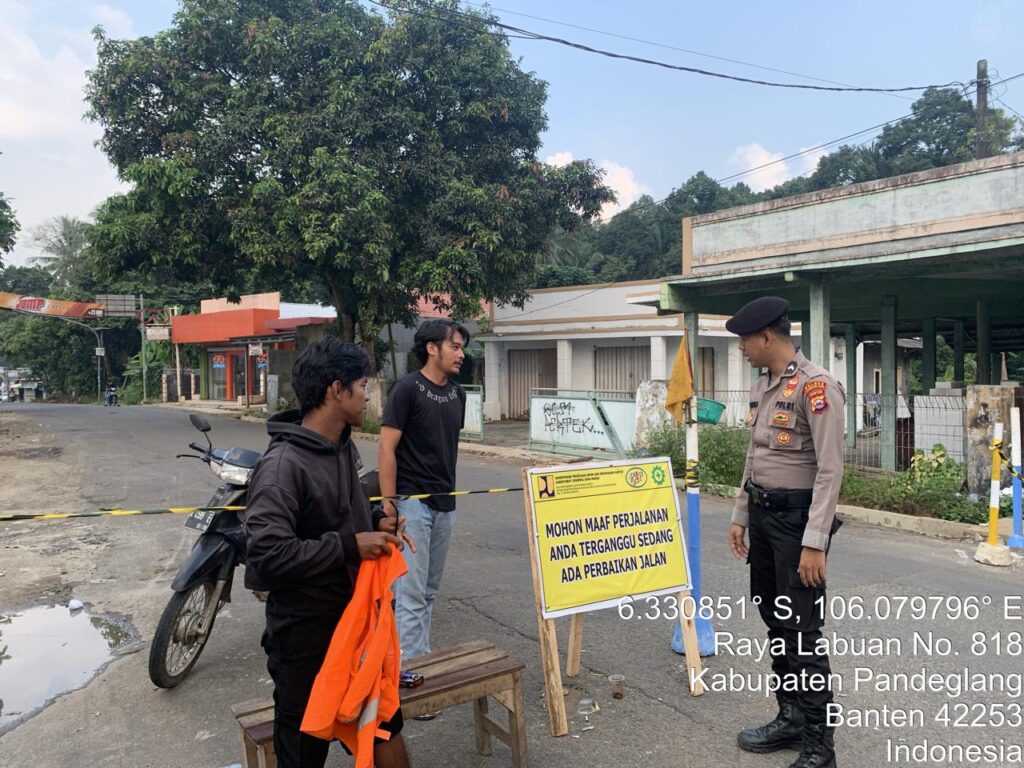Sat Samapta Polres Pandeglang Gelar Patroli, Sambangi Proyek Perbaikan Jalan di Jalan Lintas AMD Timur dan Berikan Pesan Kamtibmas 2 WhatsApp Image 2024 05 28 at 18.02.09