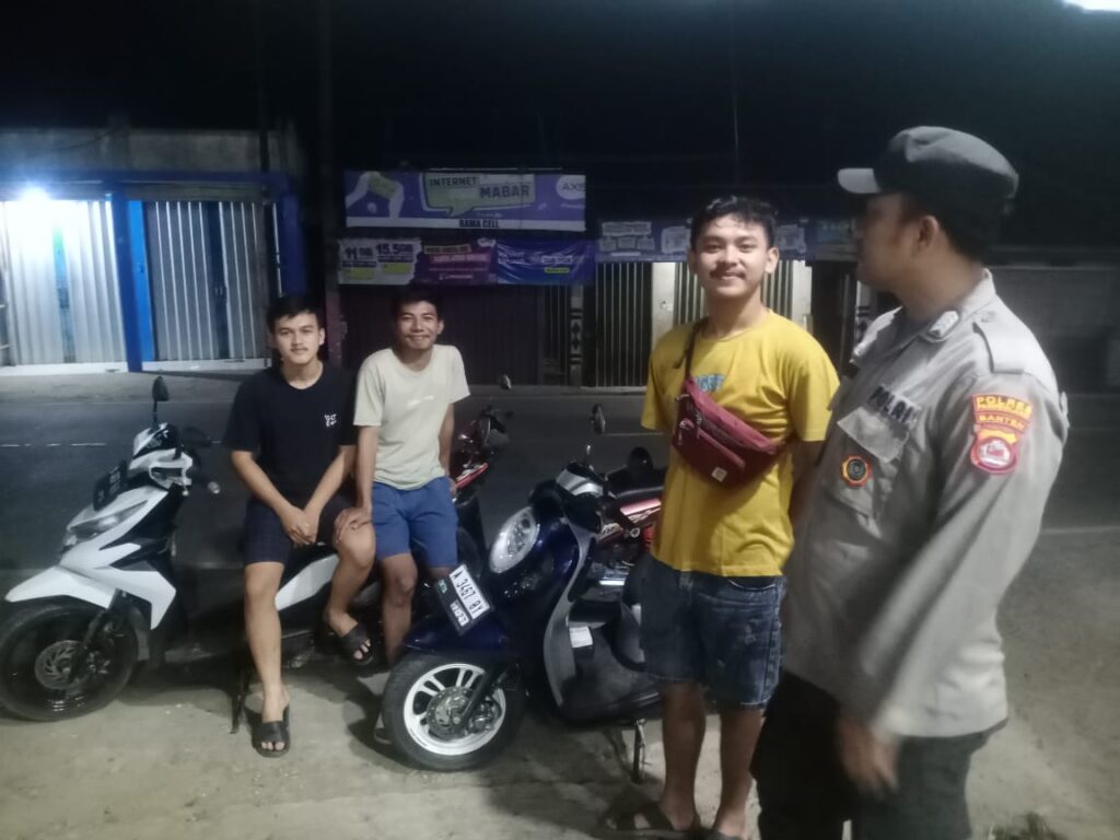 Polsek Picung: Patroli Dialogis Malam Hari Berikan Imbauan Kamtibmas Kepada Masyarakat Picung Kab Pandeglang 2 WhatsApp Image 2024 05 28 at 23.39.40