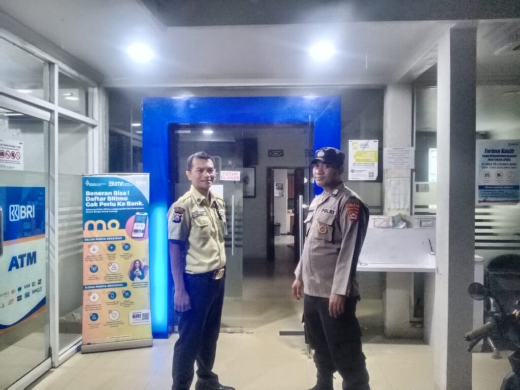 Patroli Malam Hari, Polsek Picung Cek Keamanan di Perbankan dan Lakukan Dialogis dengan Satpam Bank 3 WhatsApp Image 2024 05 28 at 23.39.56