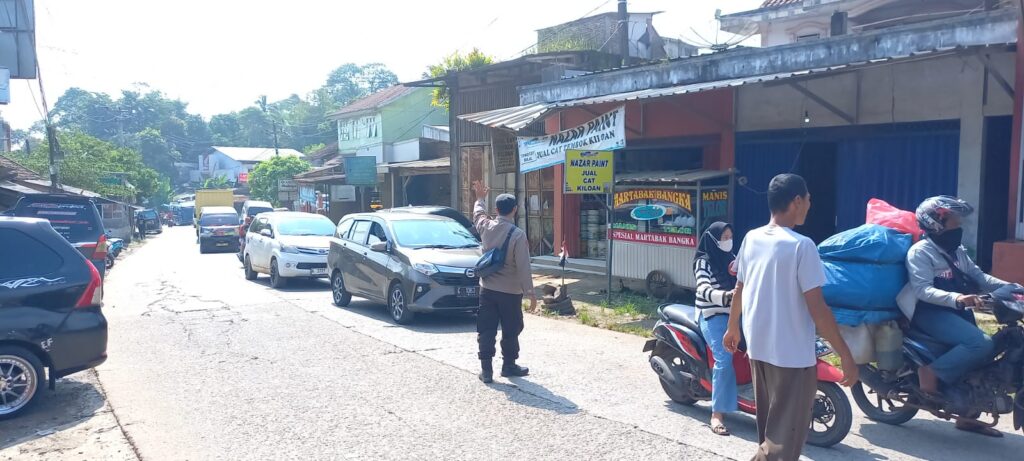 Cegah Kemacetan, Polsek Picung Lakukan Pengaturan Lalin di Pasar Picung 4 WhatsApp Image 2024 05 28 at 23.40.34