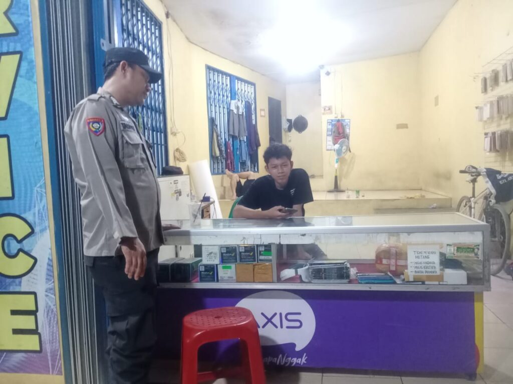 Patroli Polsek Picung Himbau Pemilik Counter HP Agar Mewaspadai Tindak Kejahatan Pencurian 5 WhatsApp Image 2024 05 28 at 23.41.54