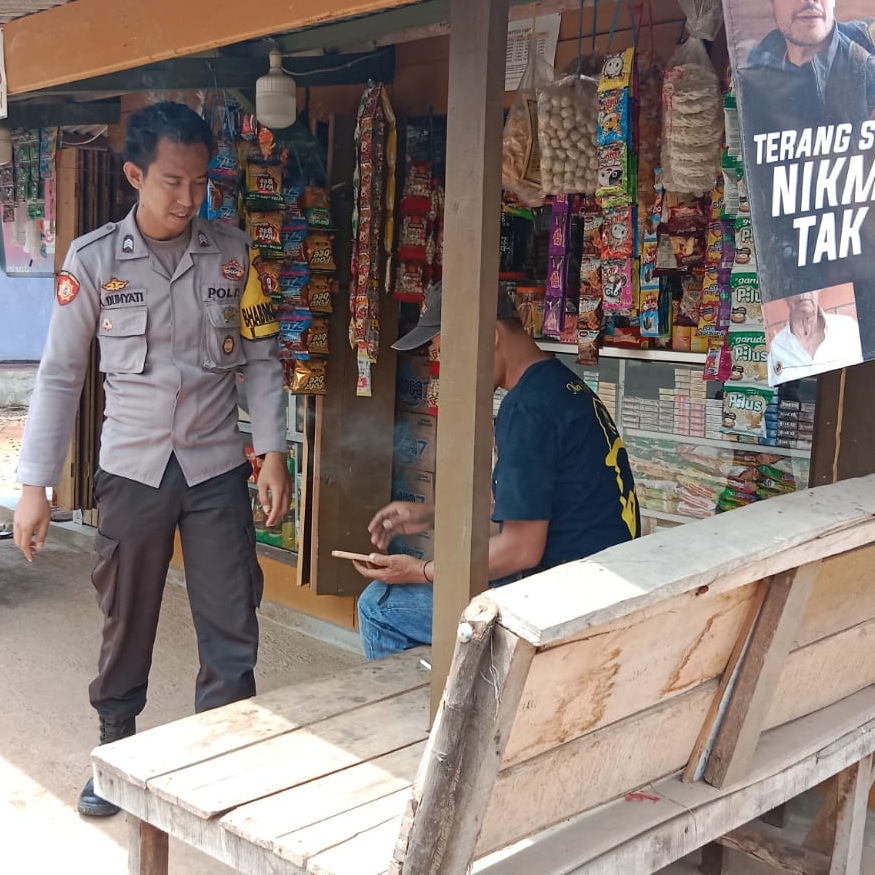 Bhabinkamtibmas Polsek Cigeulis Sambangi Pedagang-Pedagang, Jalin Silaturahmi dan Sampaikan Pesan Kamtibmas 6 WhatsApp Image 2024 05 29 at 00.04.45