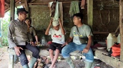 Bhabinkamtibmas Polsek Cimanggu Polres Pandeglang Ajak Warga Wujudkan Kamtibmas yang Aman dan Kondusif 9 WhatsApp Image 2024 05 29 at 00.45.30