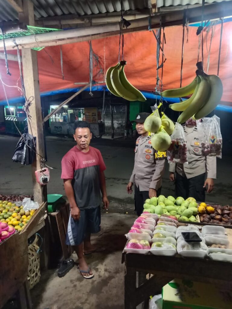 Personil Polsek Jiput Gelar Patroli Sambangi Penjual Buah di Pasar 1 WhatsApp Image 2024 05 29 at 23.22.48