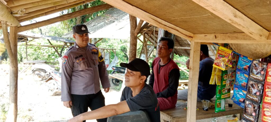 Bhabinkamtibmas Polsek Picung Sambangi Pemilik Warung, Himbau Tidak Menjual Miras dan Makanan Kadaluarsa 2 WhatsApp Image 2024 05 30 at 02.52.20