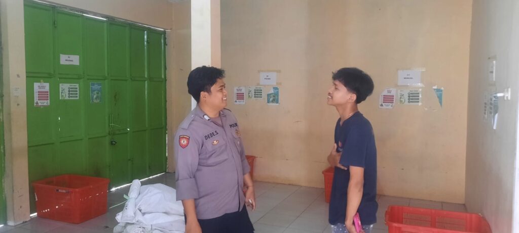 Bhabinkamtibmas Polsek Picung Desa Ciherang Sambangi Gudang Sf Express 6 WhatsApp Image 2024 05 30 at 02.53.50