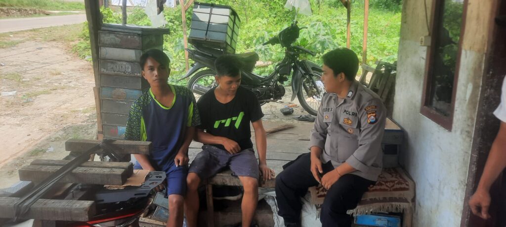 Bhabinkamtibmas Polsek Picung Lakukan Sambang dan Patroli di wilayah hukum Picung 7 WhatsApp Image 2024 05 30 at 02.54.03