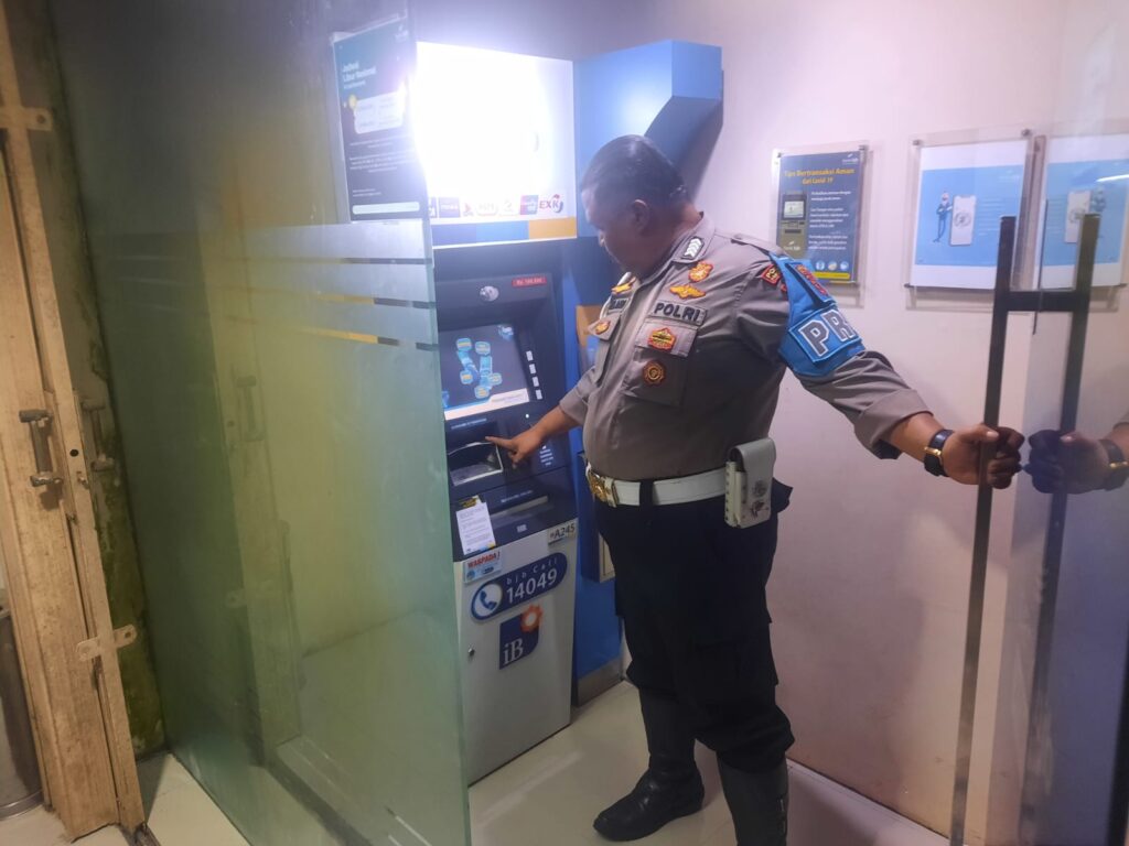 Personil Patroli Malam Polsek Picung Cek Keamanan Mesin ATM Bank BJB Unit Picung Pandeglang 8 WhatsApp Image 2024 05 30 at 02.58.40