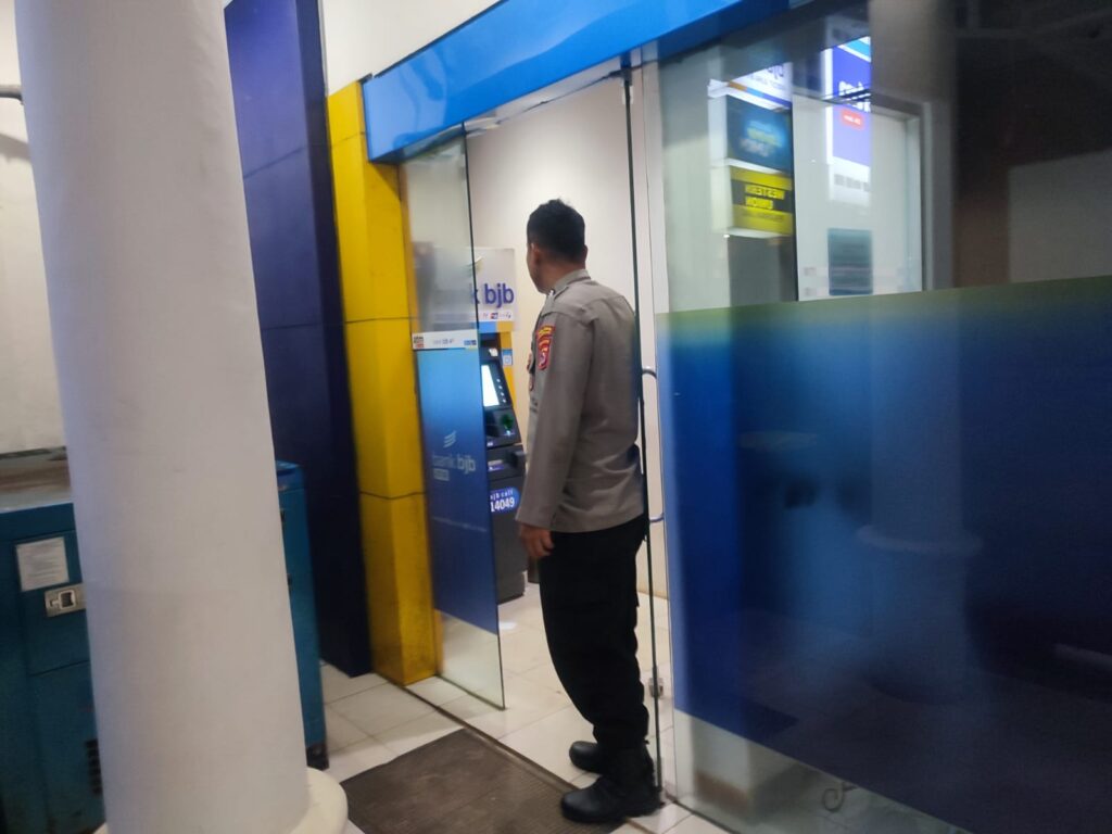 Patroli Objek Vital oleh anggota Polsek Cibaliung di Pasar Sukajadi 9 WhatsApp Image 2024 05 30 at 05.23.37