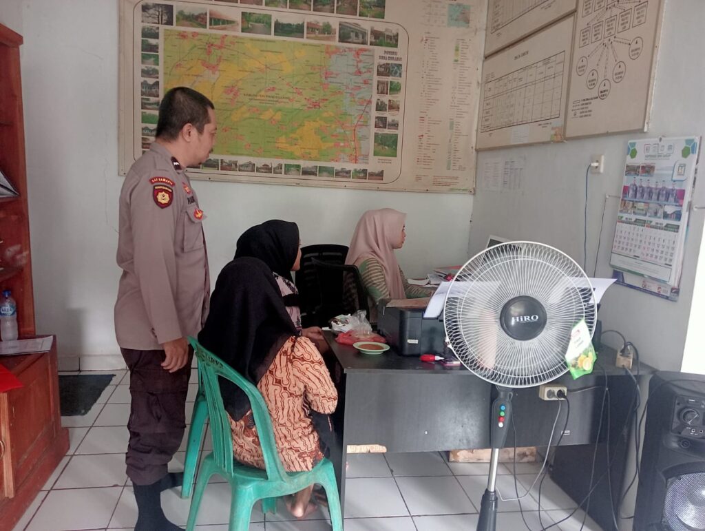 Bhabinkamtibmas Polsek Cadasari Mengunjungi Kantor Desa Koranji 3 WhatsApp Image 2024 05 30 at 15.01.12
