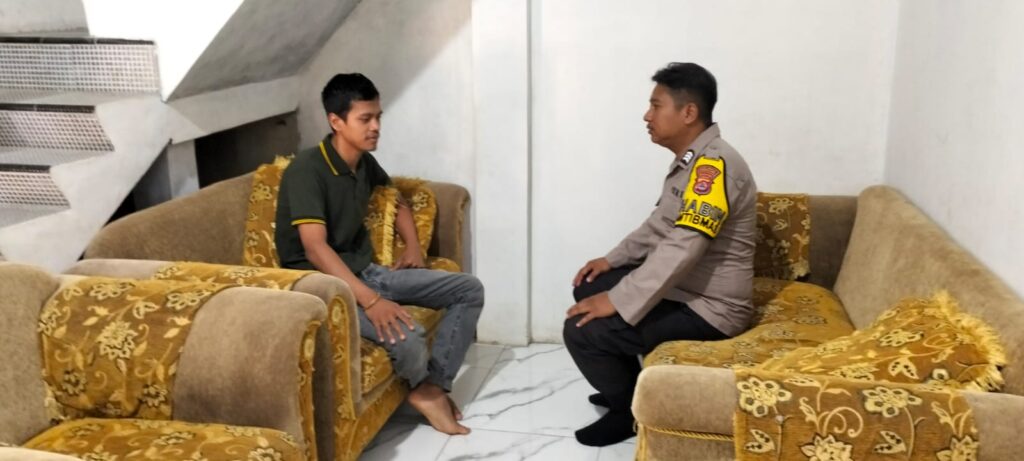 Kunjungan Bhabinkamtibmas Polsek Cadasari Desa Koroncong Brigadir Adi Permana ke Rumah Warga 7 WhatsApp Image 2024 05 30 at 17.26.56