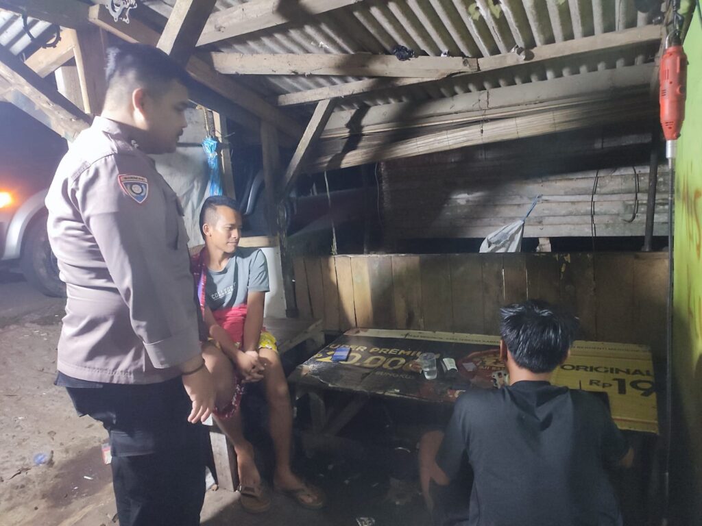 Bhabinkamtibmas Polsek Angsana Polres Pandeglang Sambangi Poskamling di Desa Kramatmanik 10 WhatsApp Image 2024 05 30 at 19.00.04