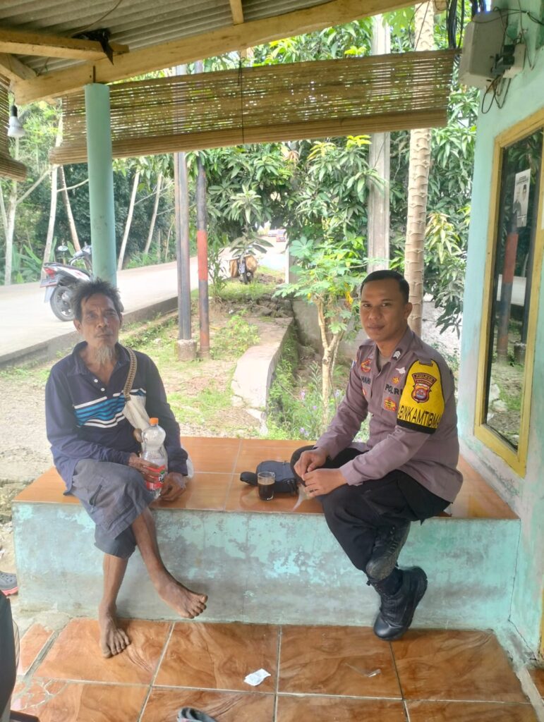 Bhabinkamtibmas Polsek Angsana Sambangi Masyarakat Desa Sumurlaban 1 WhatsApp Image 2024 05 30 at 19.00.18