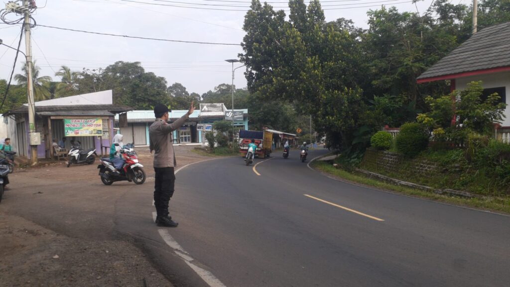 Personil Polsek Saketi Gelar Strong Point Antisipasi Kemacetan Berkendara 5 WhatsApp Image 2024 05 30 at 19.11.19