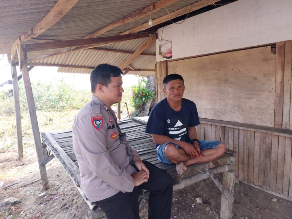 Bhabinkamtibmas Polsek Sumur Desa Sumberjaya Jalin Silaturahmi dengan Warga 6 WhatsApp Image 2024 05 30 at 19.36.41