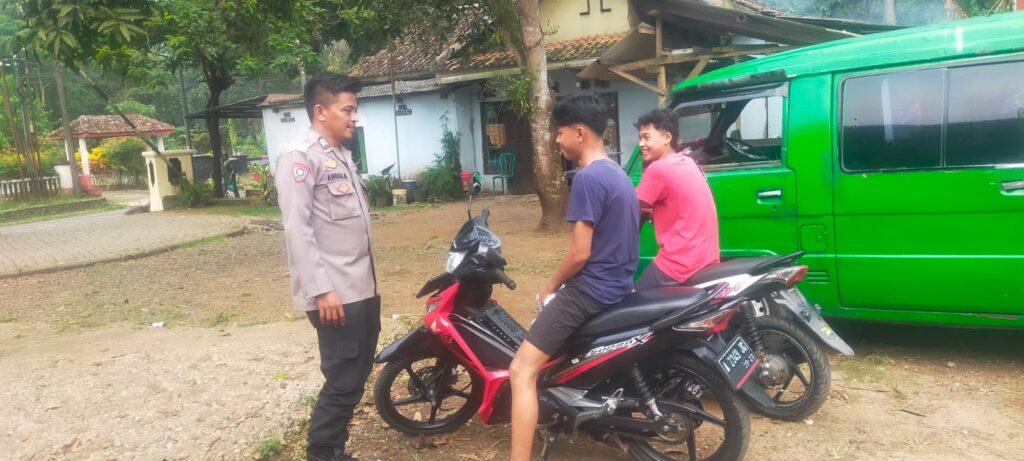 Bhabinkamtibmas Polsek Saketi Sambangi Masyarakat Wujudkan Situasi Kamtibmas yang Kondusif 9 WhatsApp Image 2024 05 30 at 20.02.18