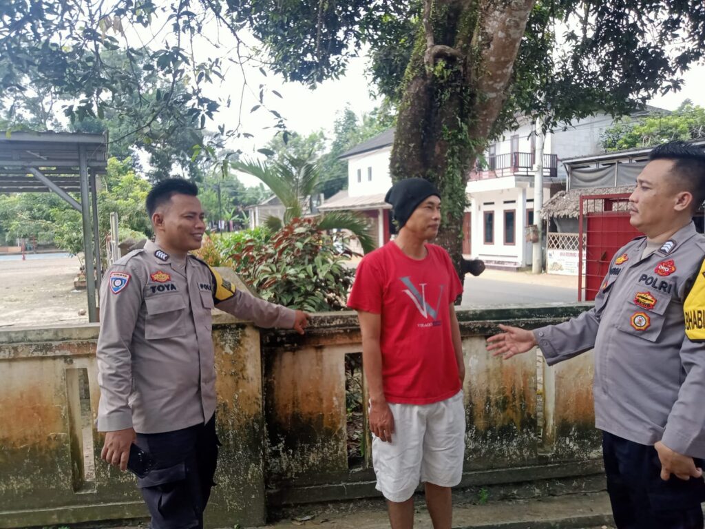 Ciptakan Kondusifitas, Bhabinkamtibmas Polsek Jiput Ajak Warga Jaga Kamtibmas 10 WhatsApp Image 2024 05 30 at 20.31.33