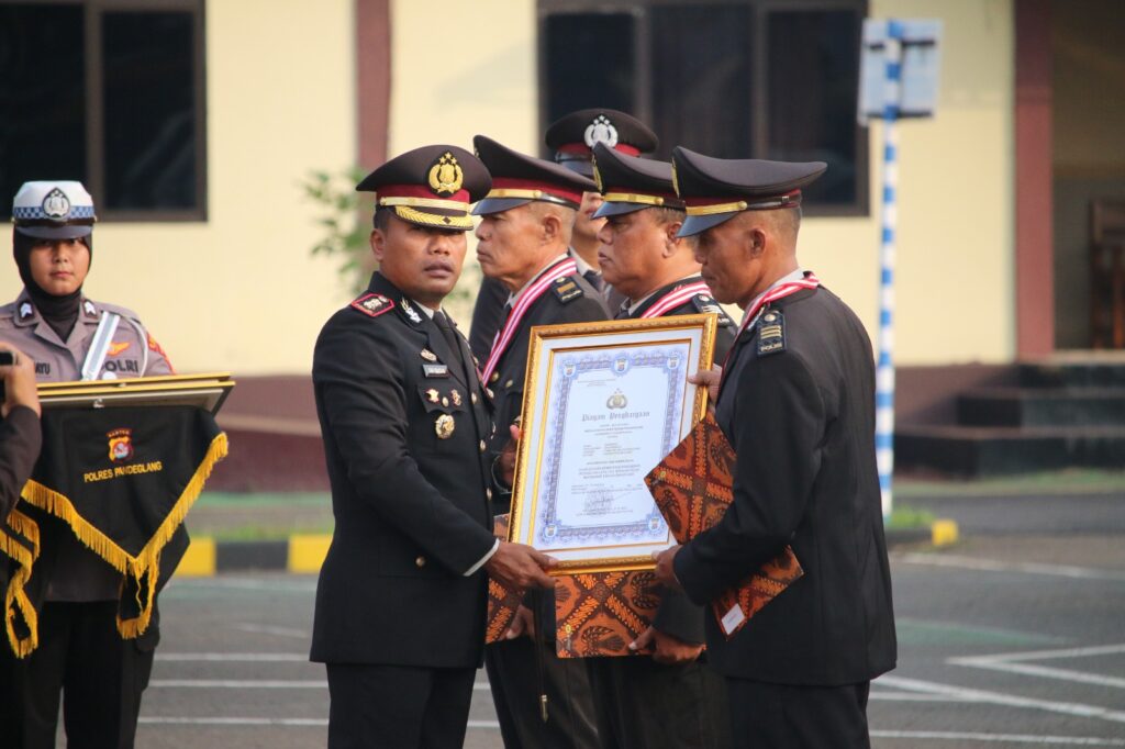 Polres Pandeglang Berikan Perpisahan yang Berkesan bagi Tiga Personil Purnawirawan 10 WhatsApp Image 2024 06 01 at 09.52.22