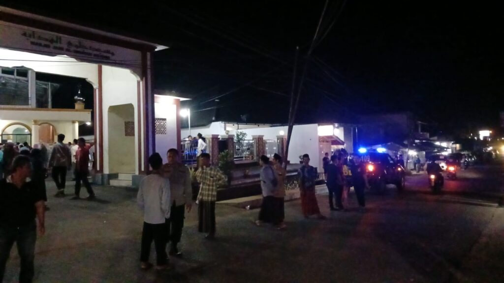 Polsek Bojong Berikan Pengamanan kepada Calon Jamaah Haji di Depan Mesjid Al-Hidayah 4 WhatsApp Image 2024 06 02 at 23.27.18