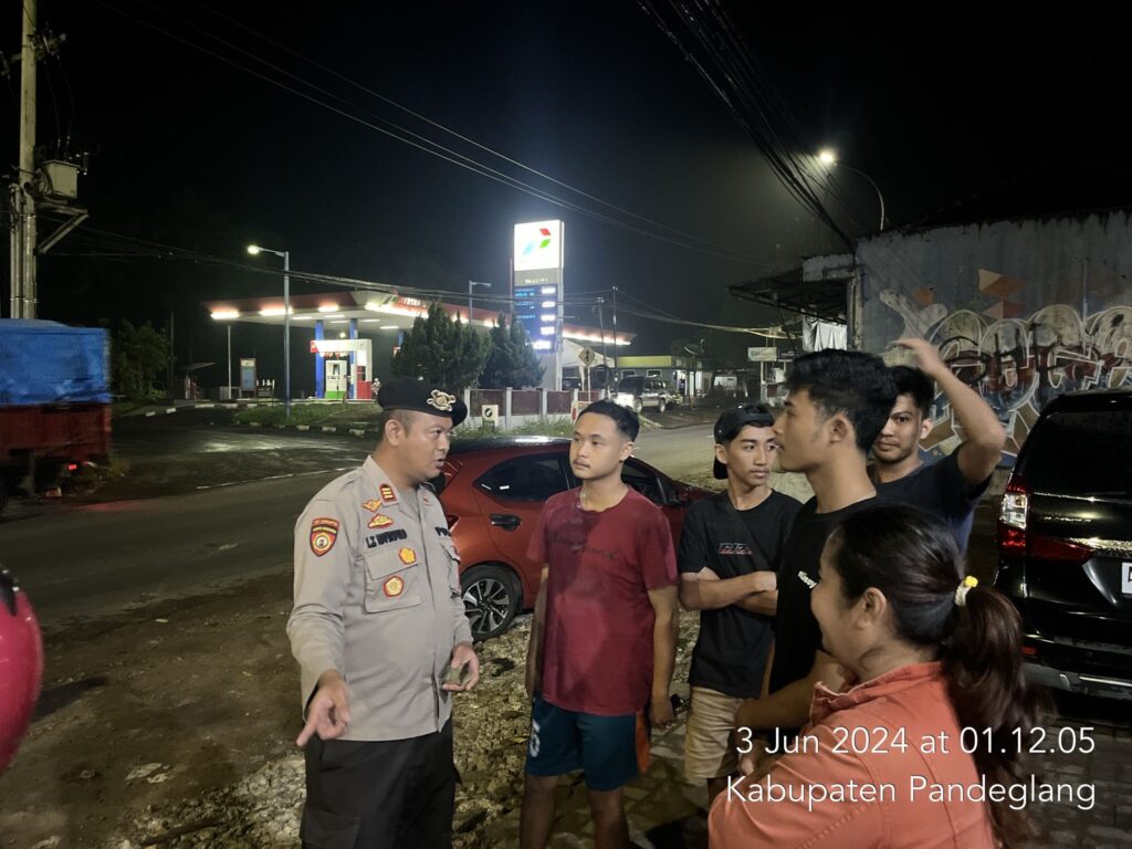 Kasat Samapta Polres Pandeglang Berikan Himbauan kepada Pemuda saat Patroli Malam 6 WhatsApp Image 2024 06 03 at 03.55.26