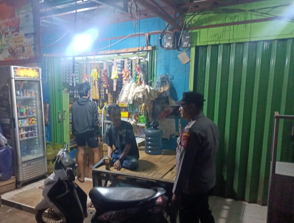 Bhabinkamtibmas Polsek Bojong Kunjungi Warga Binaan pada Malam Hari, Sisipkan Pesan Kamtibmas 3 WhatsApp Image 2024 06 03 at 06.21.58
