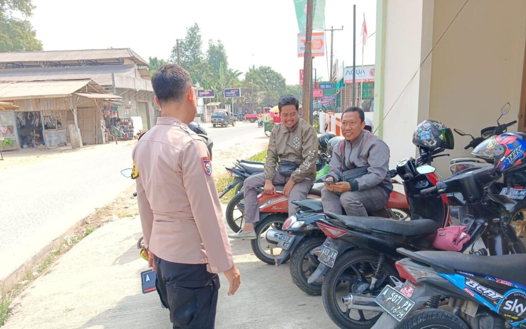 Bhabinkamtibmas Gelar Himbauan Lalu Lintas di Wilayah Hukum Polsek Menes 9 WhatsApp Image 2024 06 03 at 09.00.54